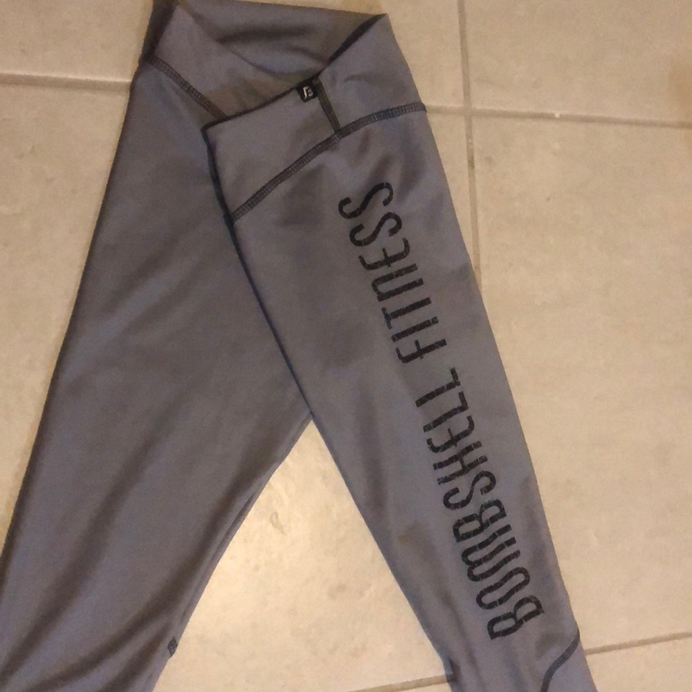 Bombshell Fitness Cropped Branded leggings Small
